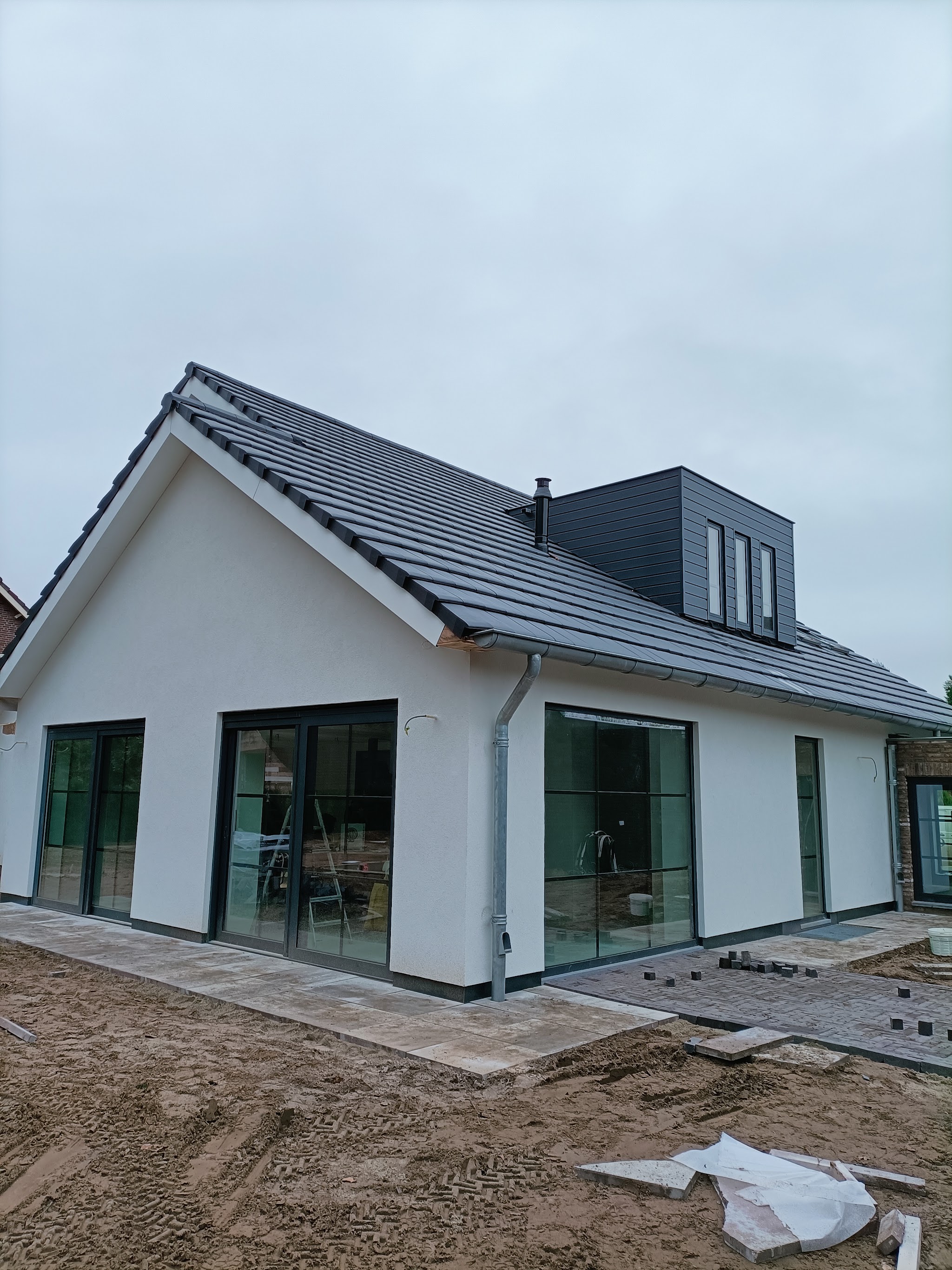 Nieuwbouwwoning met wit gestuukte buitengevel