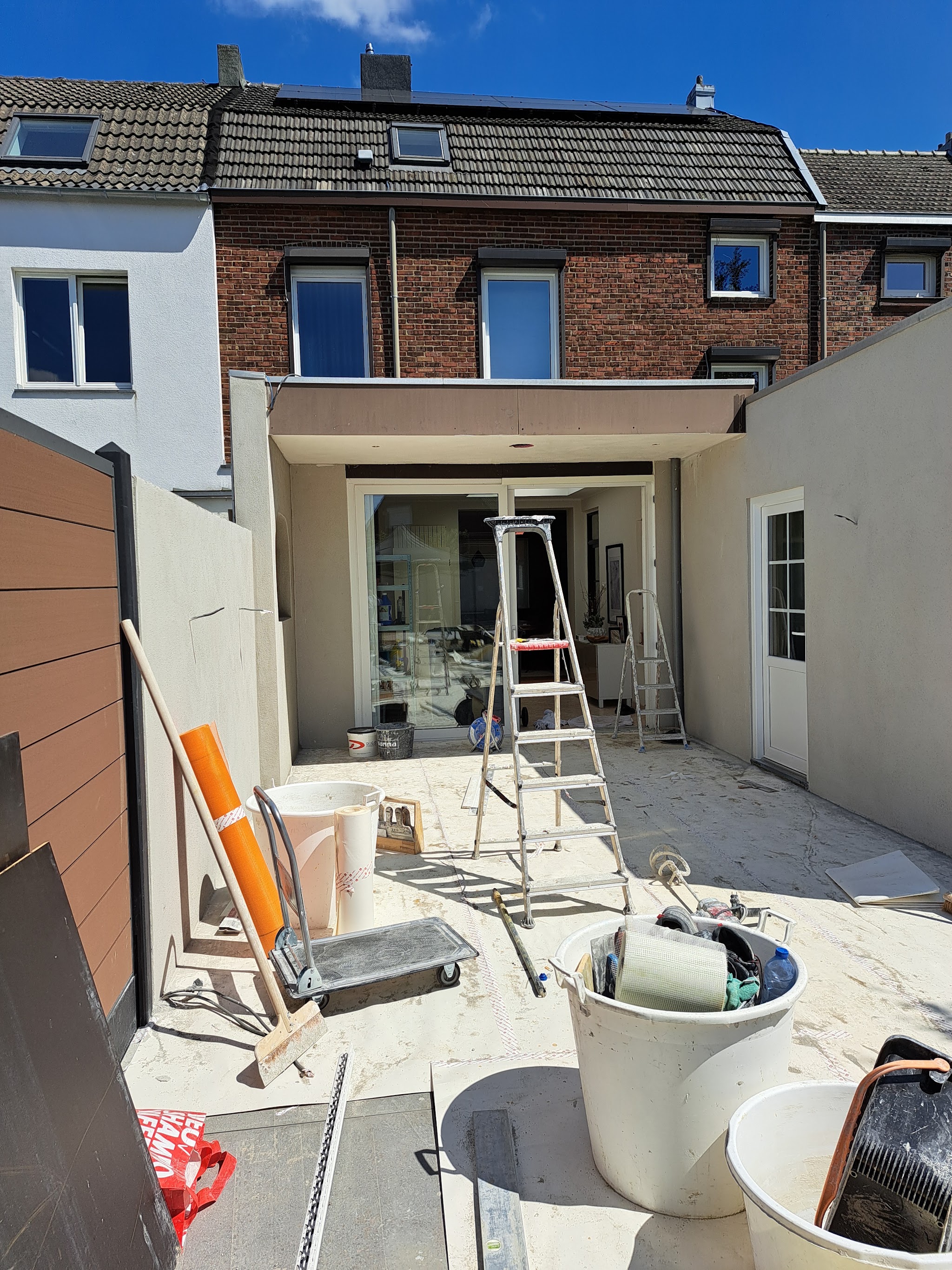 Aanbouw aan de achterkant van een woning tijdens het stucwerk