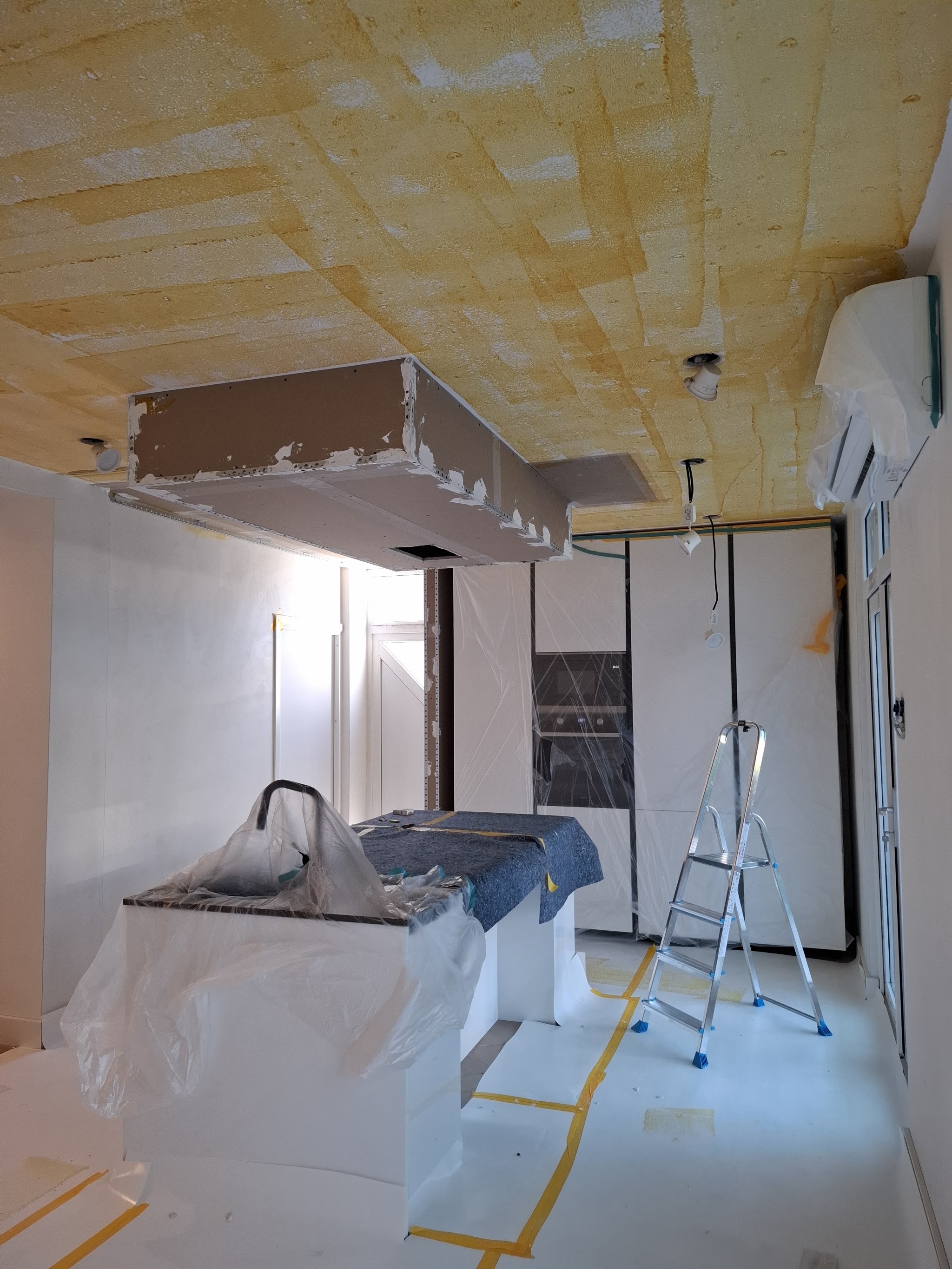 Keuken met voorbereid plafond en wanden