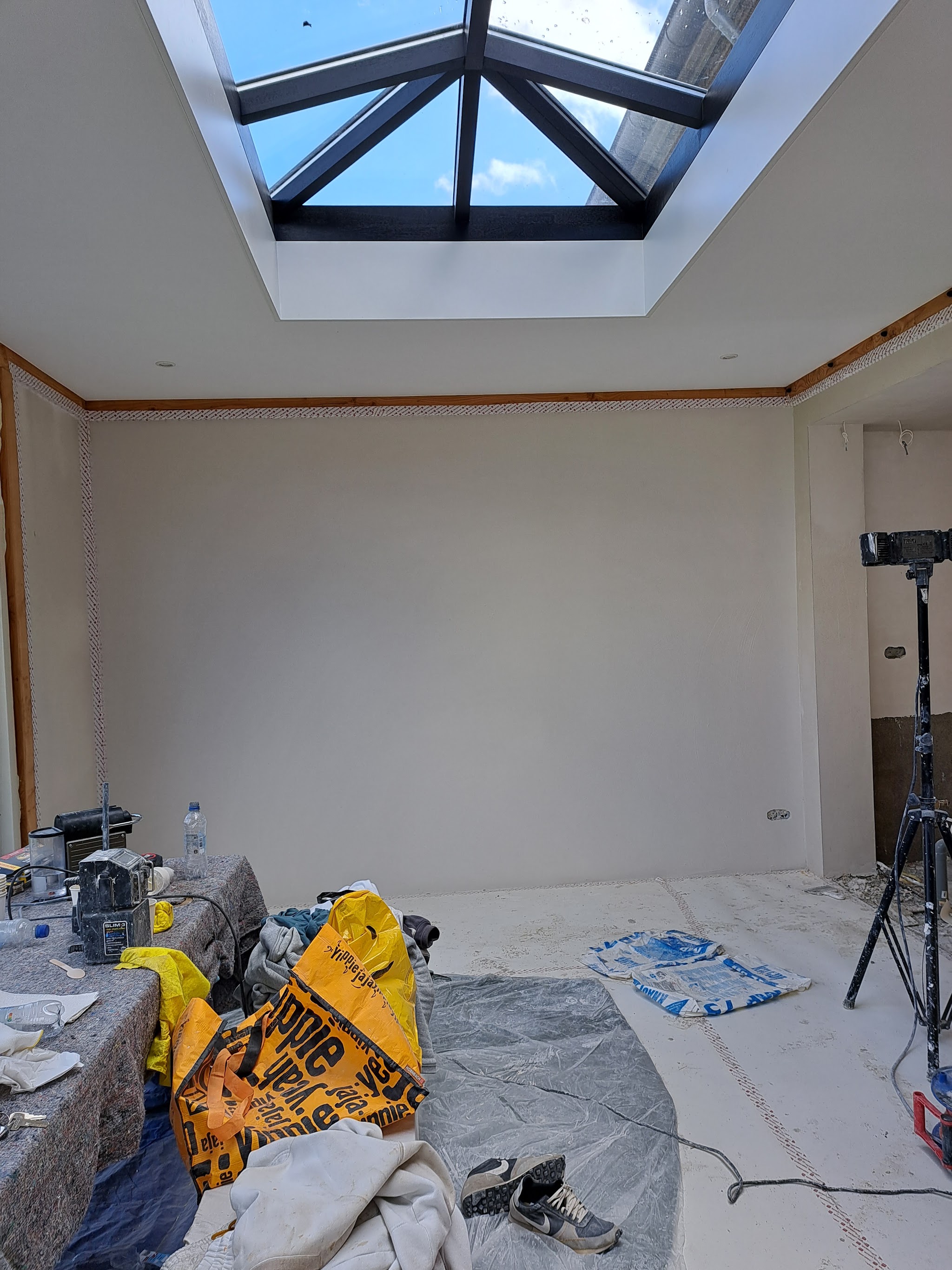 Pas gestuukte wanden en plafond in een kamer met lichtkoepel